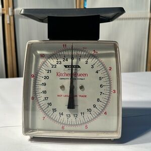 Vintage Kitchen Queen scale 25lb capacity